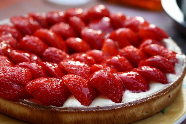 Comment réaliser une tarte aux fraises avec un cœur de crème pâtissière?